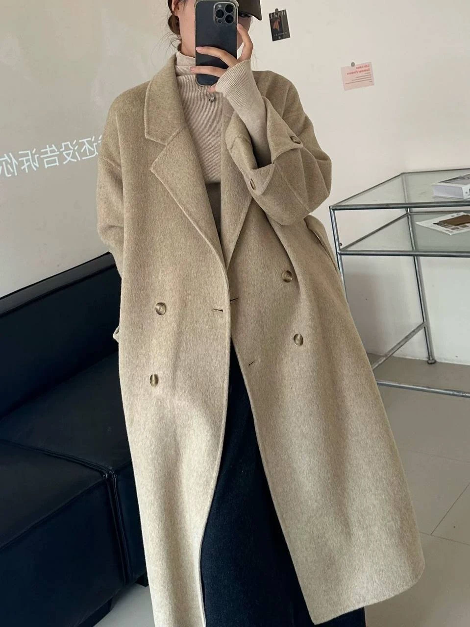 Женское двубортное пальто свободного кроя с большими лацканами