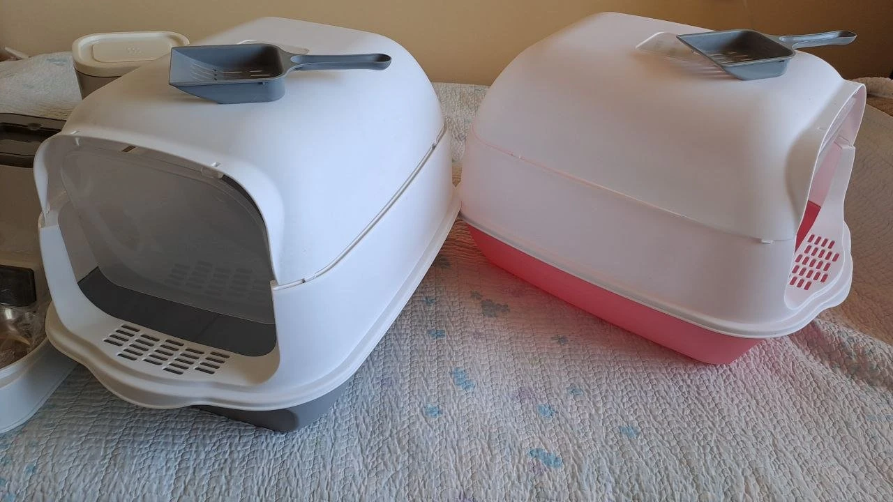 Закрытый пластиковый туалет для кошек с лопаткой и дверцей