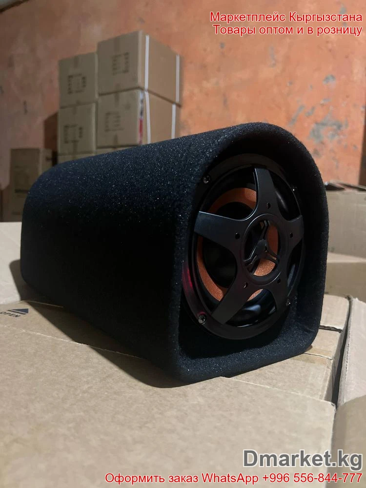 Автомобильный сабвуфер в корпусе с защитной решеткой и комплектом проводов