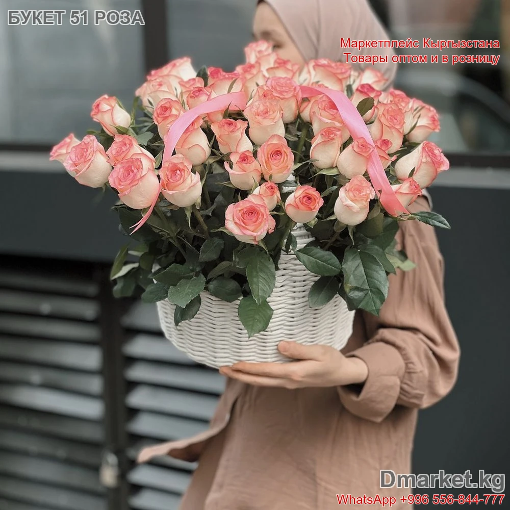 Букет 51 роза в корзине с розовой лентой для подарка