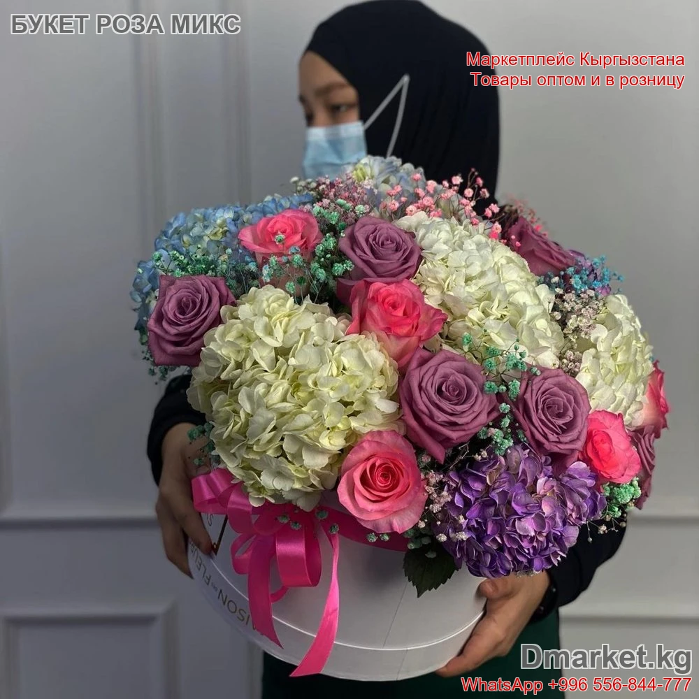 Букет РОЗА МИКС в шляпной коробке с разноцветными цветами