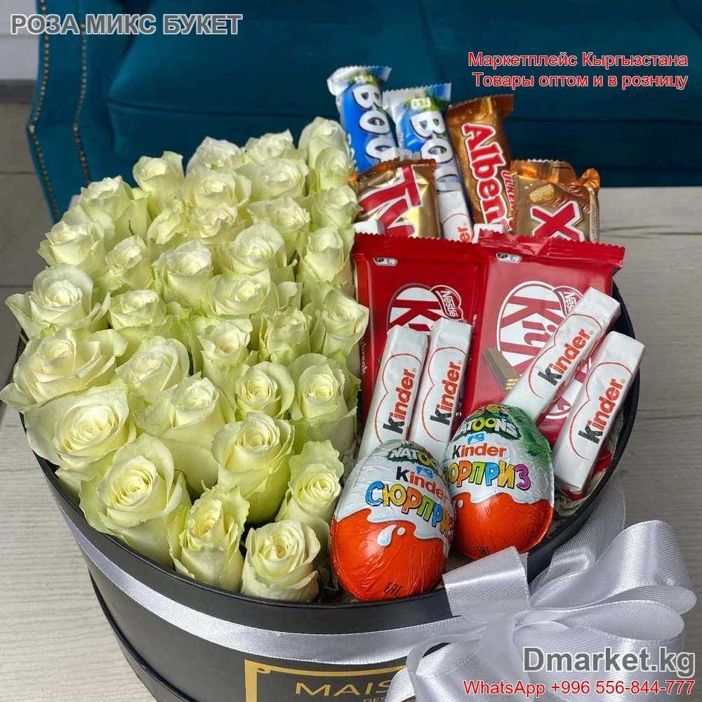 Роза Микс букет с белыми розами и сладостями в коробке Maison