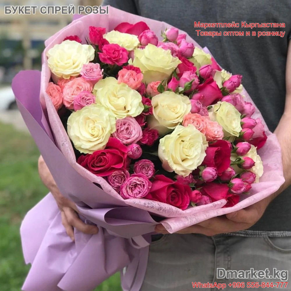 Букет Спрей Розы R-0094 с кремовыми и розовыми цветами в упаковке