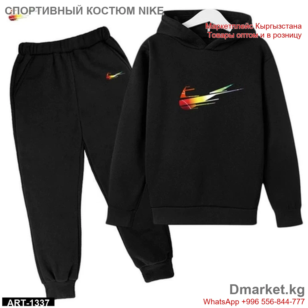 Спортивный костюм Nike черного цвета с ярким логотипом на груди