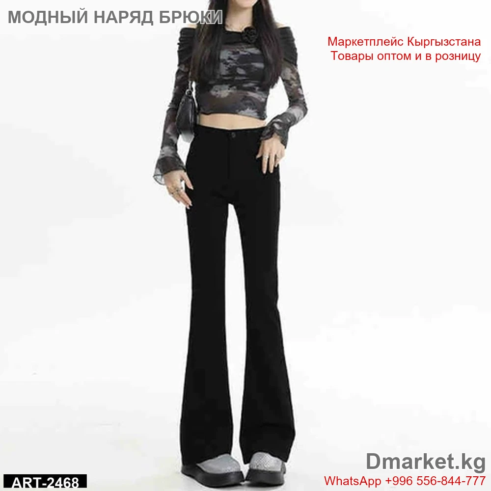 Модный наряд с топом и расклешёнными чёрными брюками